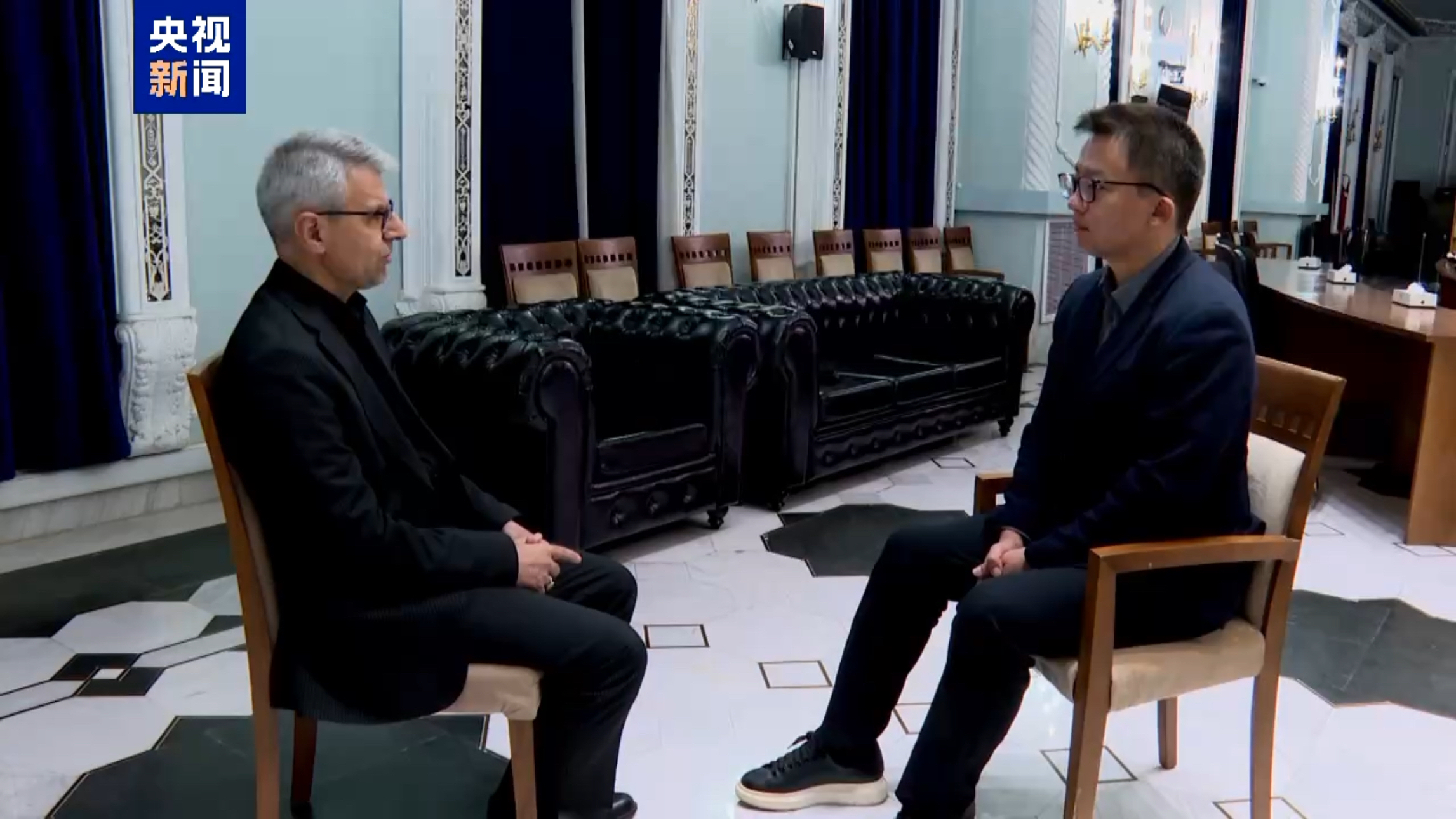 Le porte-parole du ministère iranien des Affaires étrangères, Esmaeil Baghaei (à gauche), donne une interview au journaliste du China Media Group (CMG) Li Jiannan à Téhéran, Iran, le 10 mars 2026. /CMG