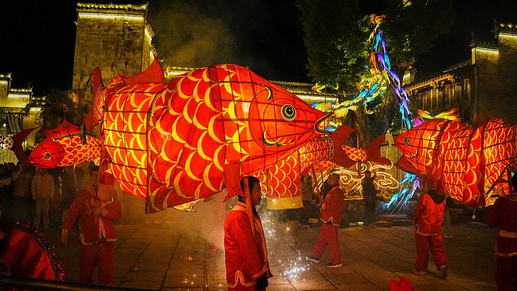 Spectacle de lanternes de poisson dans le comté de Wuyuan, province du Jiangxi (est de la Chine), le 1er mars 2026. /VCG