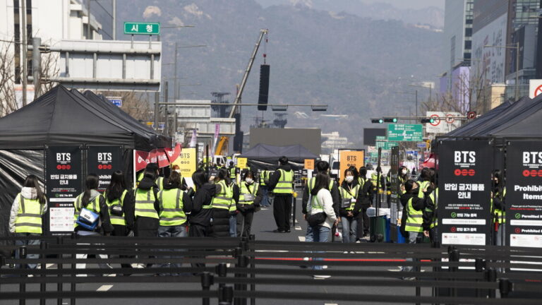 Hundreds of thousands of fans in Seoul for BTS' return
                  
