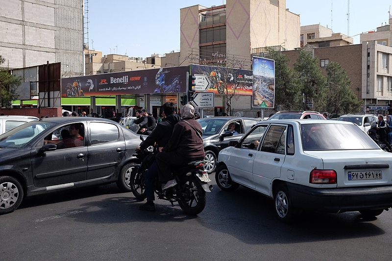 Des véhicules traversent une intersection suite aux frappes israéliennes et américaines à Téhéran, Iran, le 28 février 2026. /VCG