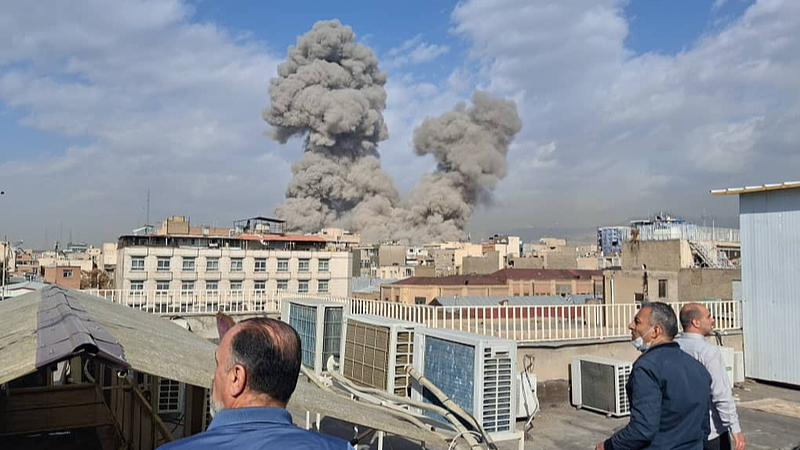 Les gens regardent la fumée s'élever à l'horizon après une explosion à Téhéran, en Iran, le samedi 28 février 2026. /VCG