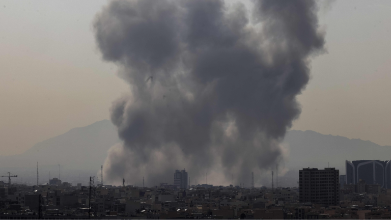 L’Iran riposte après les frappes américano-israéliennes ; montée des tensions régionales