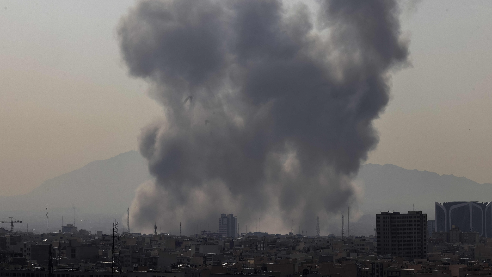 Un panache de fumée s'élève à la suite d'une explosion signalée à Téhéran le 28 février 2026. /VCG