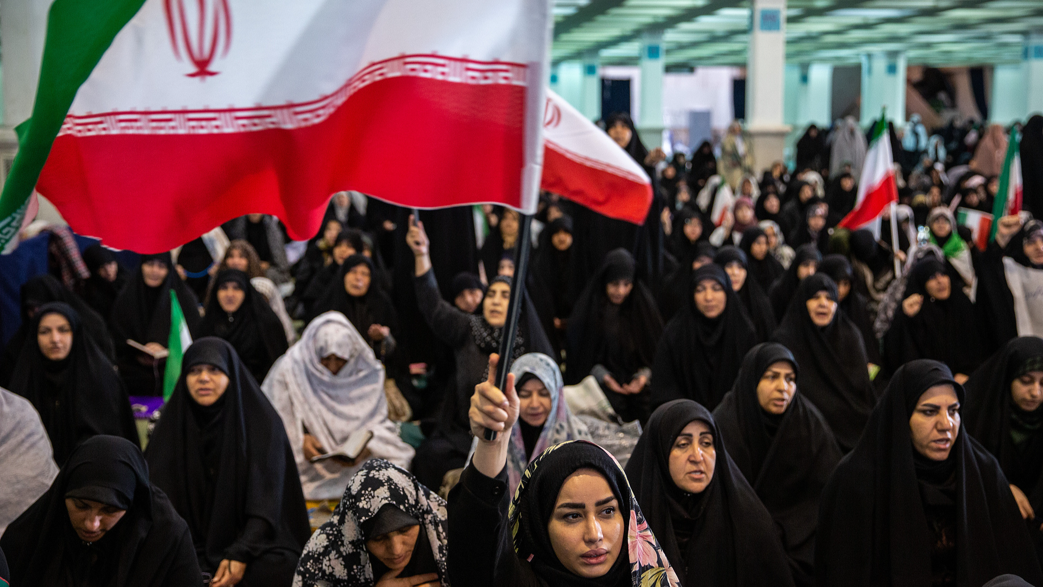 Au milieu des frappes aériennes américano-israéliennes, des femmes iraniennes se rassemblent pour les prières de l'Aïd al-Fitr au complexe Mosalla à Téhéran, Iran, le 21 mars 2026. /CFP