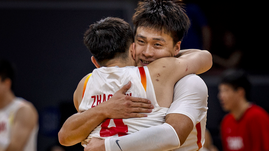 Zhao Rui (à droite) et Zhao Jiwei célèbrent après avoir aidé la Chine à battre le Taipei chinois lors d'un match du groupe asiatique B lors des qualifications pour la Coupe du monde FIBA ​​2027 au Mall of Asia Arena de Manille, aux Philippines, le 1er mars 2026. /CFP