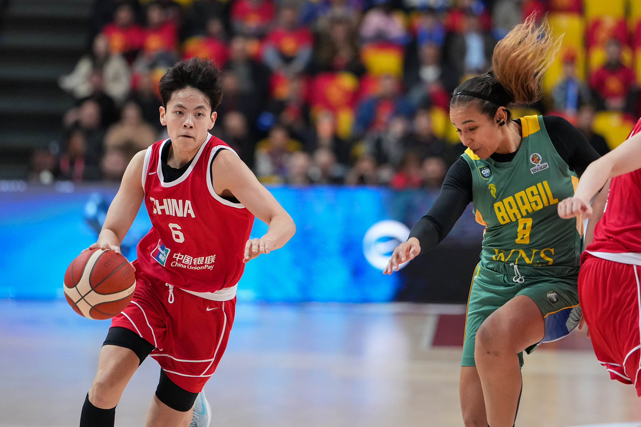 Chine Yang Shuyu (à gauche) en action lors de leur affrontement amical de basket-ball féminin contre le Brésil à Changsha, en Chine, le 4 mars 2026. /VCG