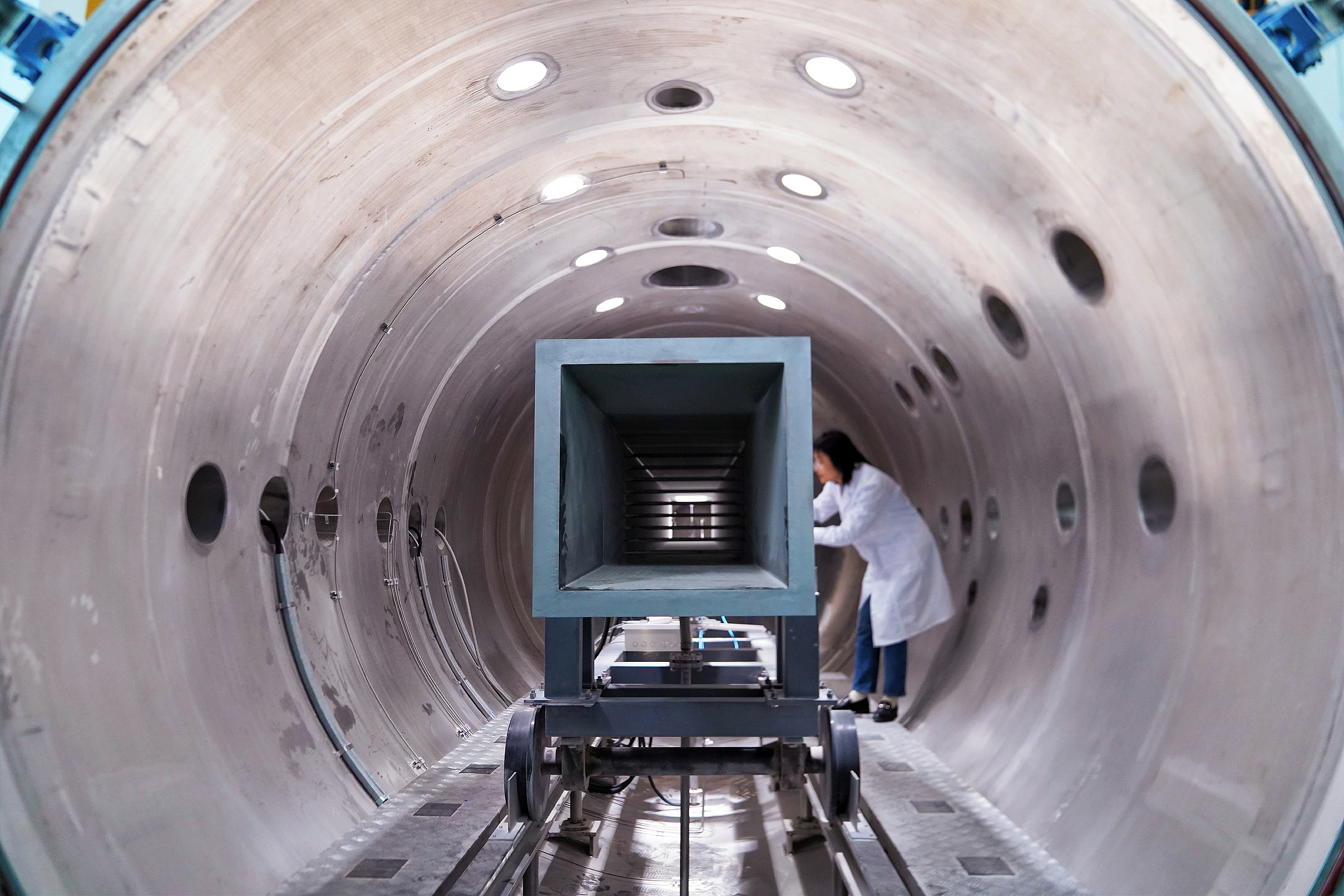 La chambre de simulation de poussière de Mars de l'infrastructure de recherche sur la simulation de l'environnement spatial à Harbin, province du Heilongjiang, nord-est de la Chine, le 14 avril 2023. /VCG
