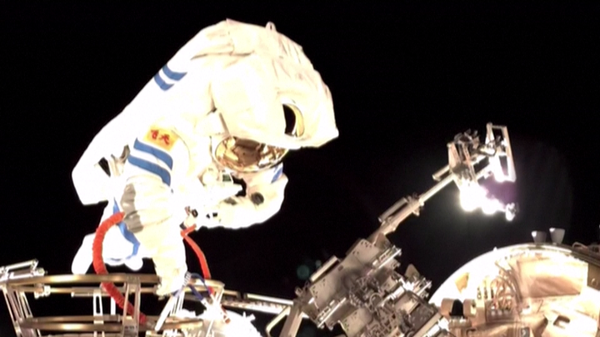 Les astronautes de la mission Shenzhou-21 effectuent une sortie dans l'espace à l'extérieur de la station spatiale chinoise, le 9 décembre 2025. /Agence spatiale chinoise habitée