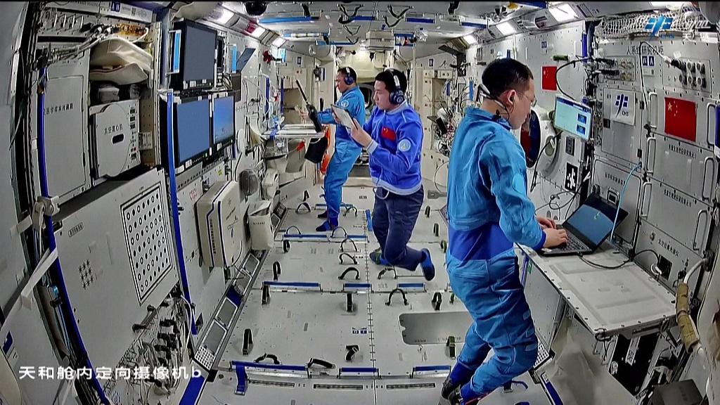 L'équipage chinois de Shenzhou-21 à l'intérieur de la station spatiale. /CMSA