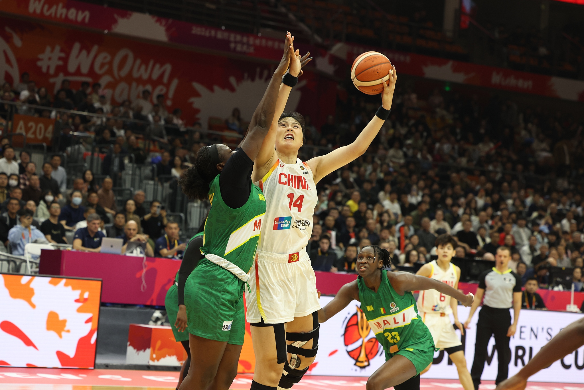 Li Yueru (n°14), de Chine, se dirige vers le bord lors des éliminatoires de la Coupe du monde féminine FIBA ​​2026 contre le Mali à Wuhan, dans la province du Hubei (centre de la Chine), le 11 mars 2026. /VCG