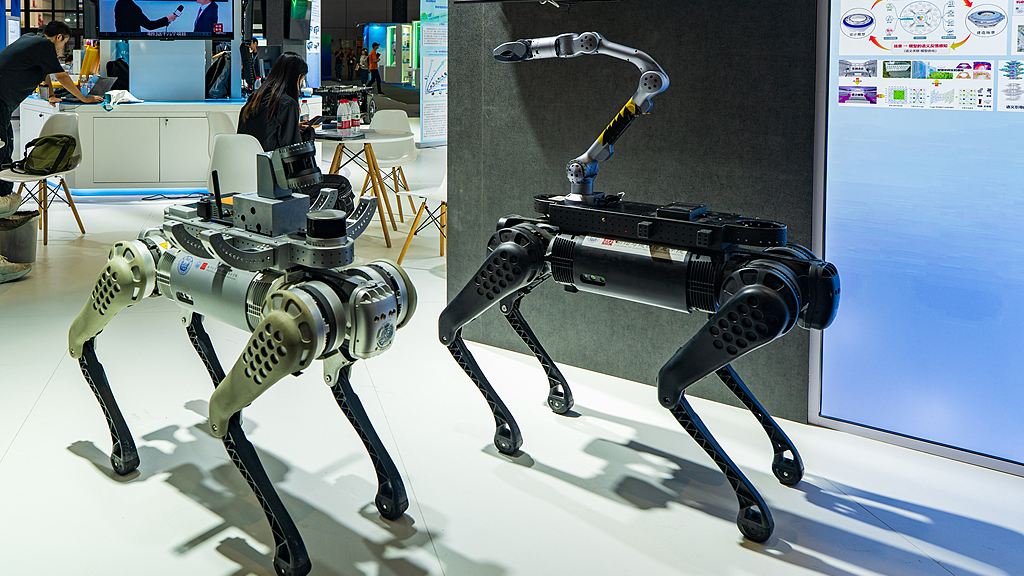 Des robots quadrupèdes développés par des universités chinoises exposés à la 25e Foire industrielle internationale de Chine, à Shanghai, en Chine, le 23 septembre 2025. /VCG