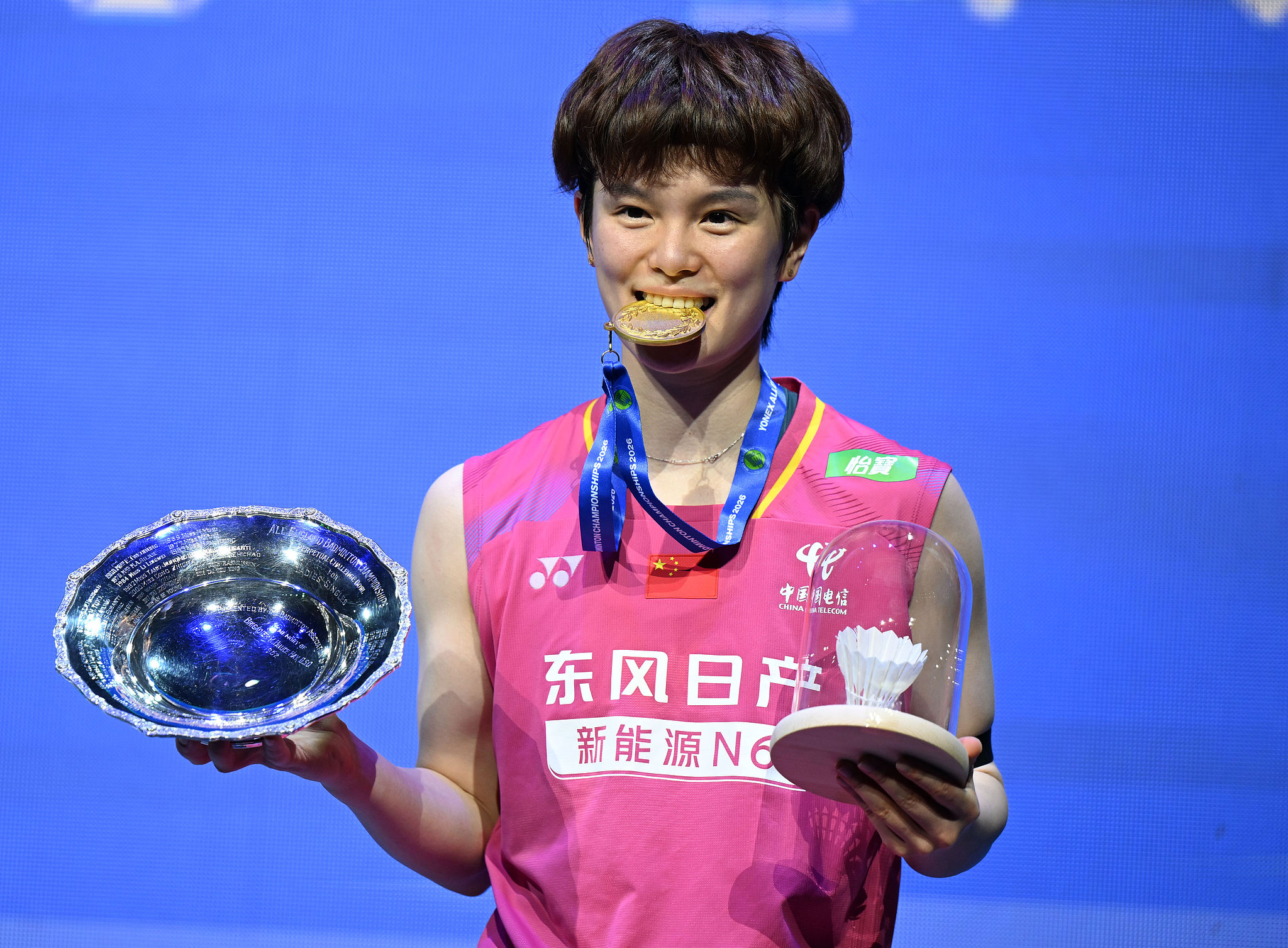 La Chinoise Wang Zhiyi pose avec sa médaille et ses trophées de championnat après avoir battu An Se-young de la République de Corée en finale du simple féminin au BWF All England Open à Birmingham, Angleterre, le 8 mars 2026. /VCG