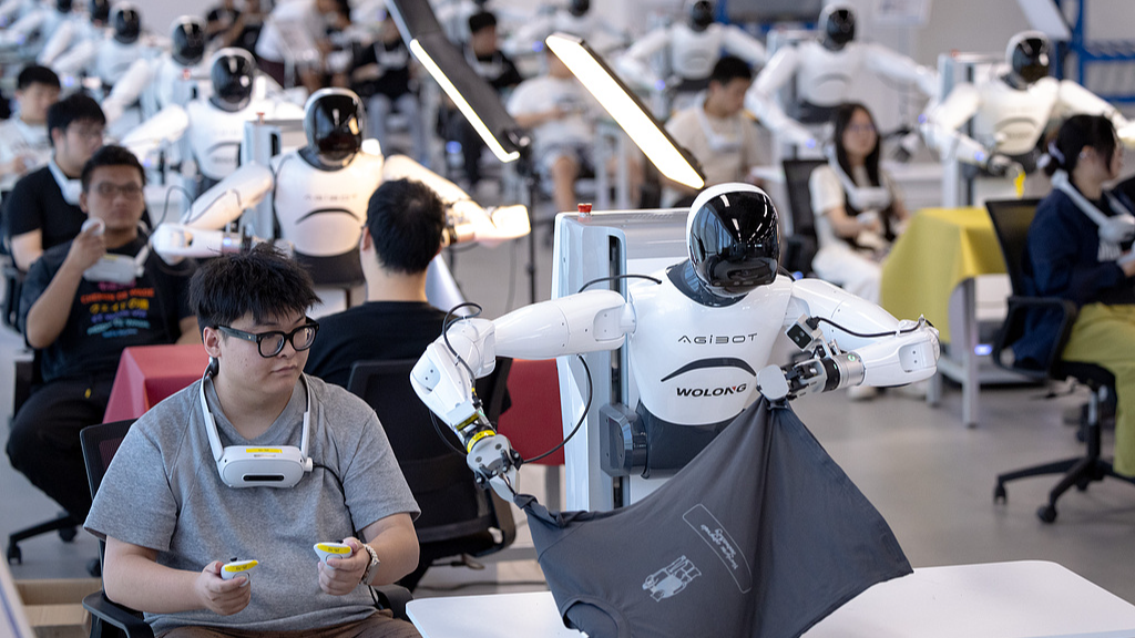 Des robots humanoïdes suivent des techniciens pour acquérir diverses compétences professionnelles à Shaoxing, province du Zhejiang, Chine, 14 septembre 2025./VCG