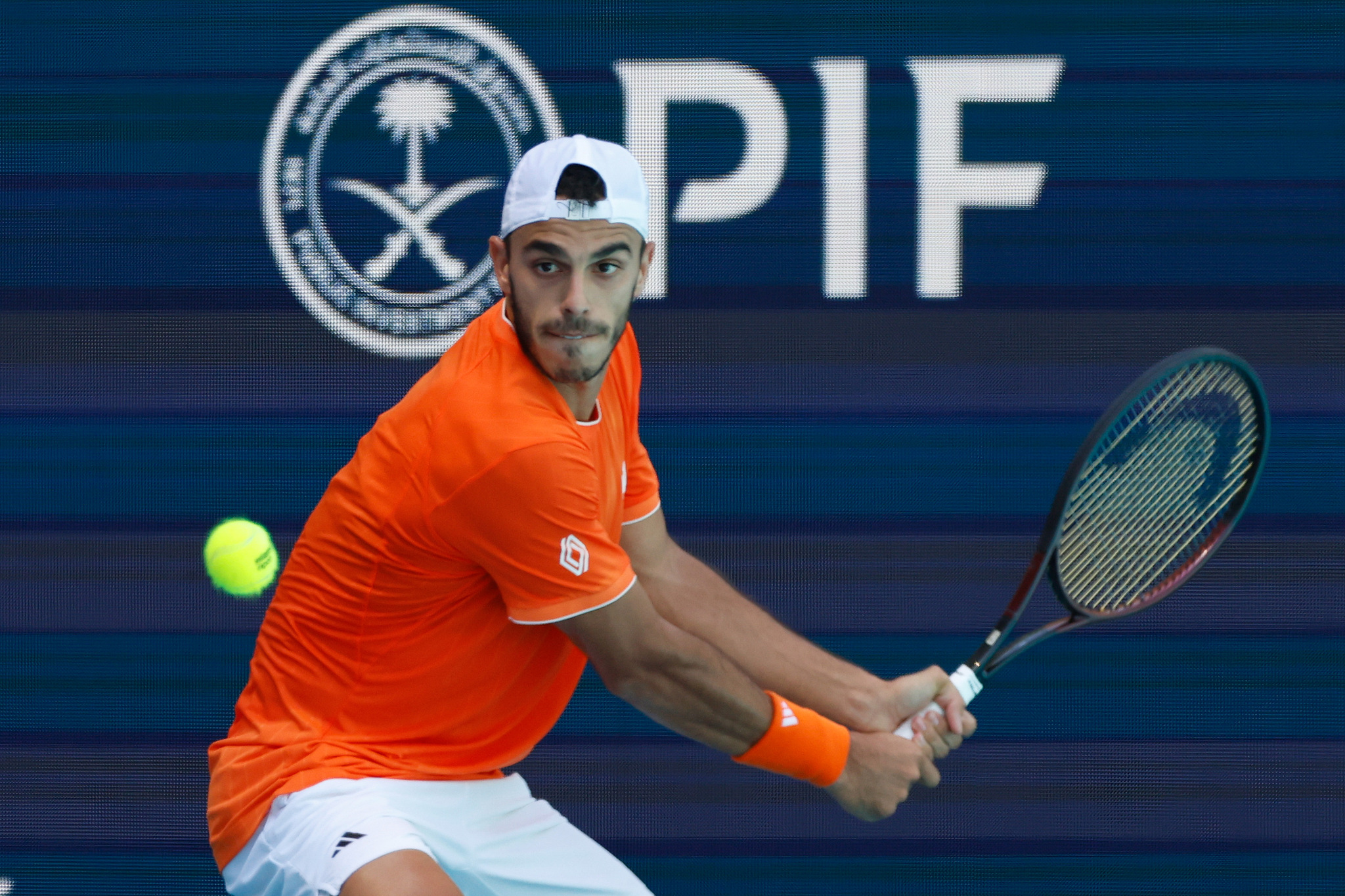 L'Argentin Francisco Cerundolo frappe le Russe Daniil Medvedev lors d'un match de troisième tour en simple masculin à l'Open de Miami au Hard Rock Stadium de Miami Gardens, en Floride, le 23 mars 2026. /VCG