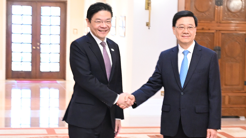 Le chef de l'exécutif de Hong Kong, John Lee (à droite), et le Premier ministre de Singapour, Lawrence Wong (à gauche), se serrent la main à la Maison du gouvernement à Hong Kong, en Chine, le 27 mars 2026. /CFP