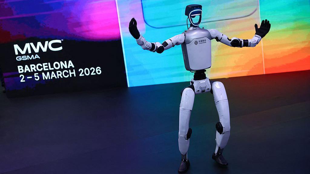 Un robot de China Mobile dansant lors de la 20e édition du MWC à Barcelone, Espagne, le 2 mars 2026. /VCG