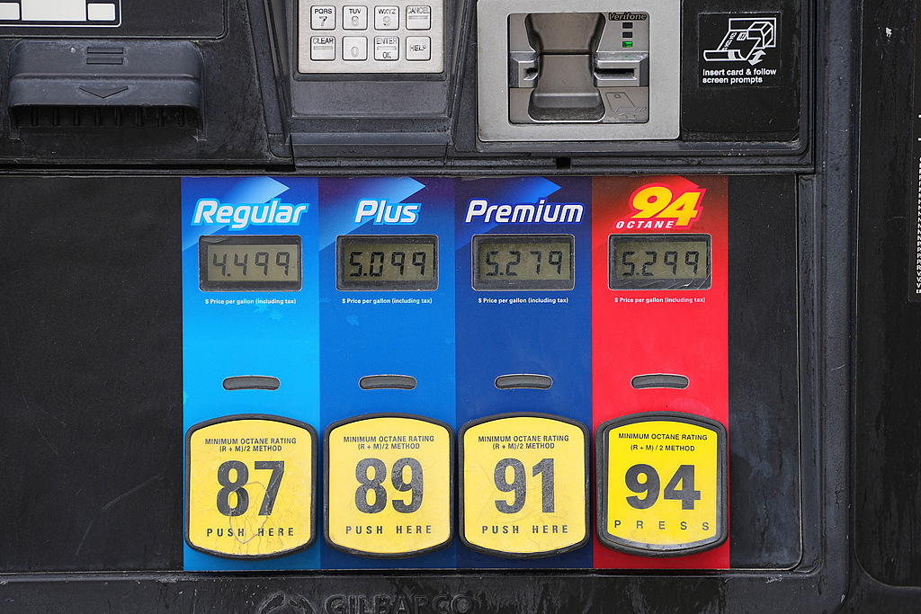 Prix ​​de l'essence dans une station-service à Philadelphie, aux États-Unis, le vendredi 27 mars 2026. /VCG