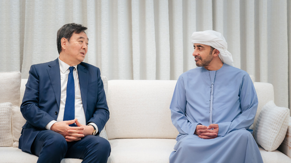 Zhai Jun (à gauche), l'envoyé spécial de la Chine pour les affaires du Moyen-Orient, rencontre le cheikh Abdullah bin Zayed Al Nahyan, vice-premier ministre et ministre des Affaires étrangères des Émirats arabes unis (EAU), le 10 mars 2026. /Ministère chinois des Affaires étrangères