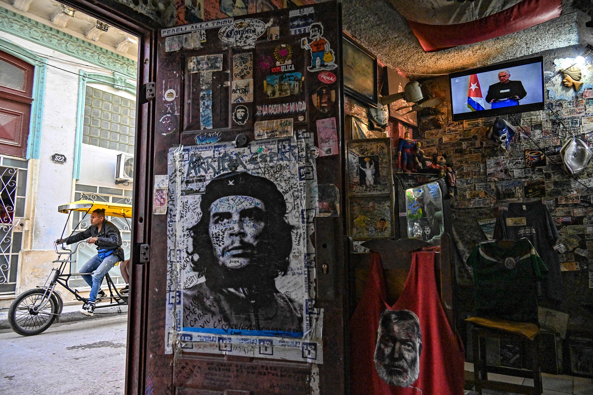 Vue d'une télévision montrant le président cubain Miguel Diaz-Canel s'exprimant à la télévision nationale dans une maison de La Havane le 5 février 2026. /VCG