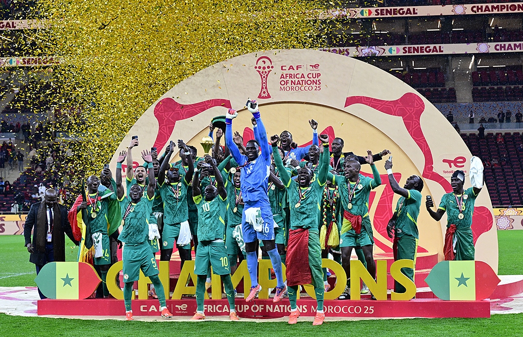 Sadio Mané (CL) et les joueurs du Sénégal célèbrent avec le trophée après avoir remporté le match final de la Coupe d'Afrique des Nations de la CAF 2025 entre le Sénégal et le Maroc à Rabat, Maroc, le 18 janvier 2026. /CFP