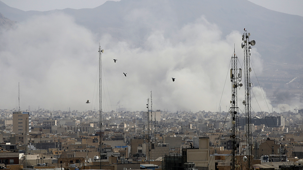 La fumée s'élève au-dessus de la ville après le lancement de la deuxième vague de frappes aériennes par l'armée israélienne, Téhéran, Iran, le 28 février 2026. /VCG