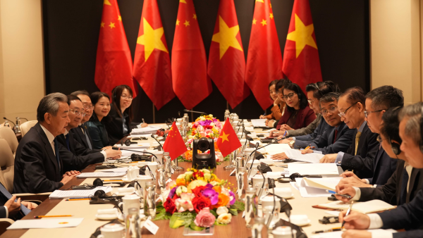 Le ministre chinois des Affaires étrangères Wang Yi rencontre le ministre vietnamien des Affaires étrangères Le Hoai Trung, à Hanoï, Vietnam, le 15 mars 2026. /VCG