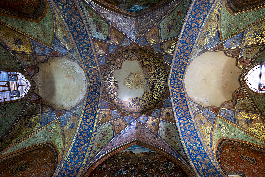 Une vue intérieure du plafond de l'historique Chehel Sotoun à Ispahan, Iran, prise le 21 février 2025 /VCG