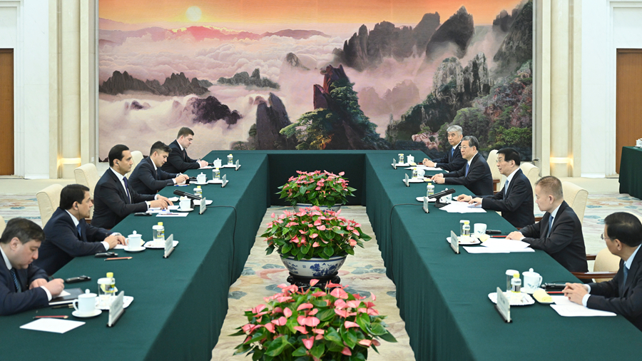 Wang Huning rencontre le conseiller présidentiel de l'Ouzbékistan, Sardor Umurzakov, à Pékin, le 26 mars 2026. /Xinhua