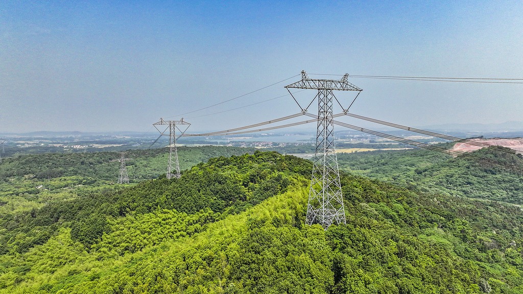 Des tours de transmission à ultra haute tension du projet de transmission d'électricité d'ouest en est sont visibles à Changzhou, dans la province du Jiangsu (est de la Chine), le 15 mai 2024. /VCG
