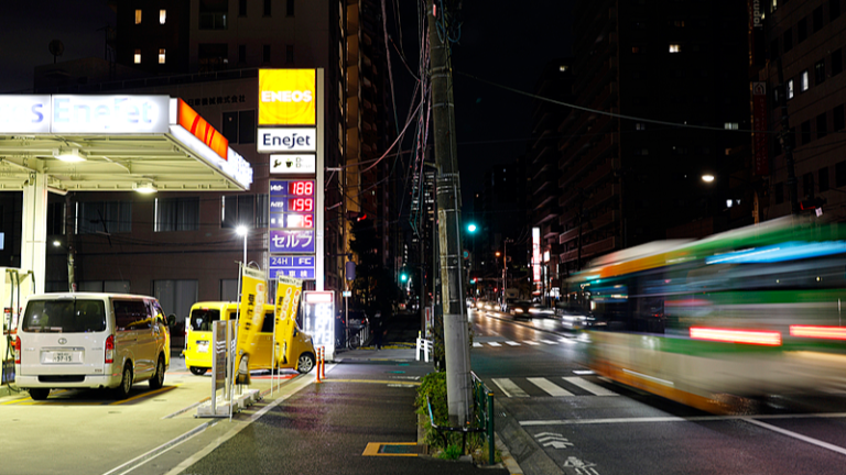 Les véhicules font le plein dans une station-service à Tokyo, au Japon, le 18 mars 2026. Le ministère japonais de l'Économie, du Commerce et de l'Industrie a confirmé que le prix de détail moyen national de l'essence ordinaire a atteint un nouveau record, entraîné par une flambée des prix du pétrole brut alimentée par l'escalade du conflit au Moyen-Orient. /VCG