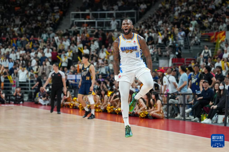 Le vainqueur allemand emporte les Beijing Ducks contre Guangdong après un retour tardif