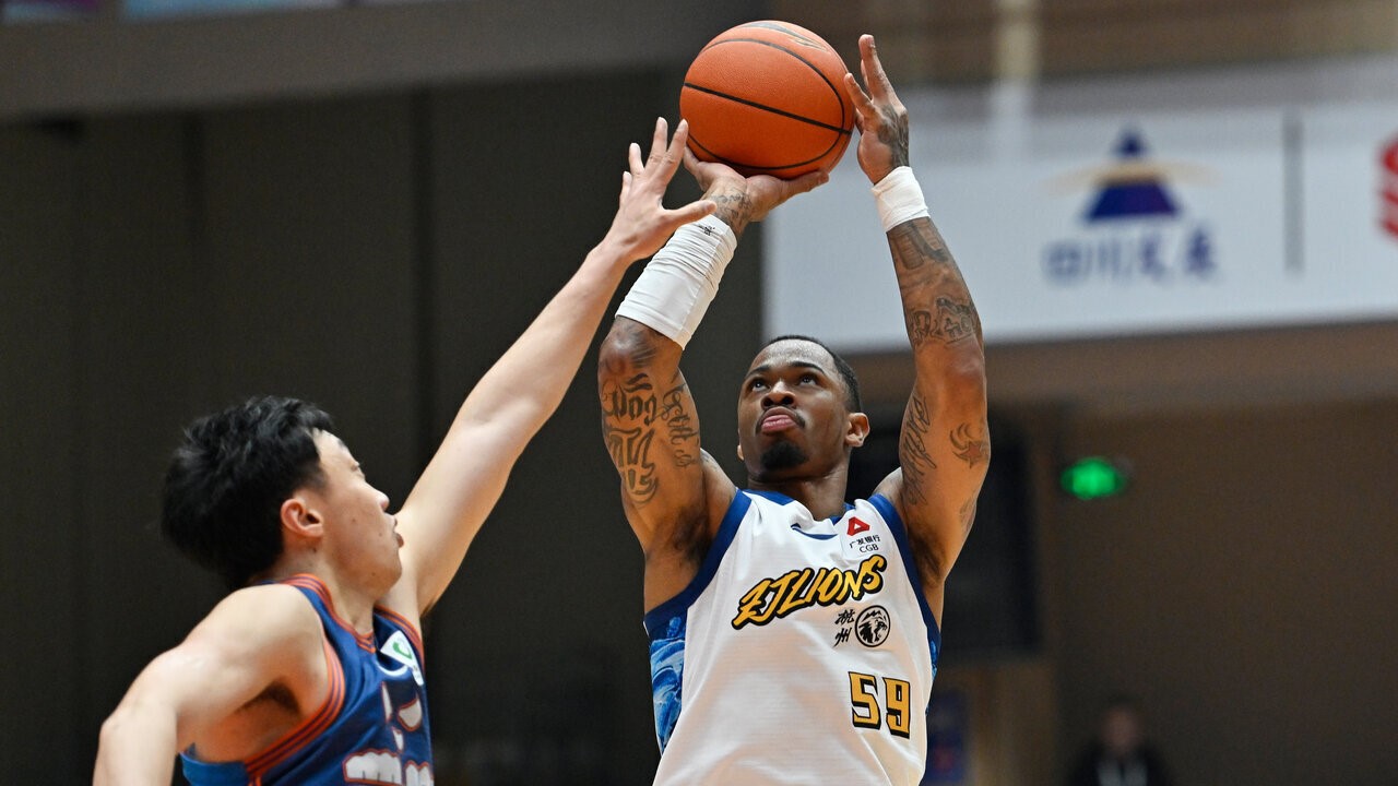 Rayjon Tucker (#59) des Lions de Guangsha tire contre les Baleines bleues du Sichuan lors d'un match de la Fédération chinoise de basket-ball à Chengdu, dans la province chinoise du Sichuan (sud-ouest), le 27 mars 2026. /Lions de Guangsha