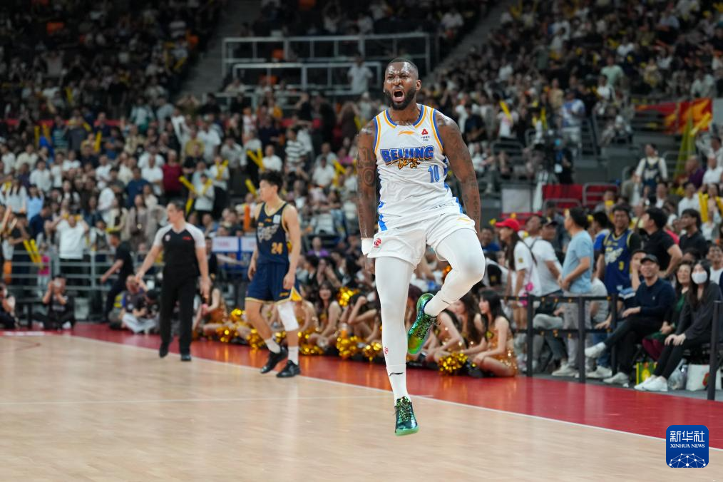 Eugene German, des Ducks de Pékin, célèbre après avoir inscrit un panier à trois points gagnant contre les Tigres du Sud du Guangdong lors d'un match de la Fédération chinoise de basket-ball à Dongguan, dans la province chinoise du Guangdong (sud), le 27 mars 2026. /Xinhua