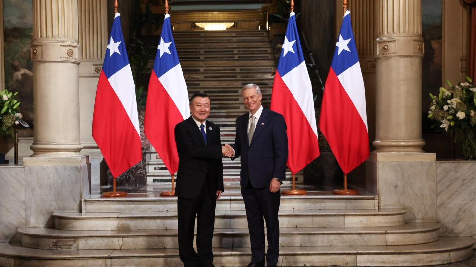 Le président élu du Chili, José Antonio Kast, rencontre Ni Hong, l'envoyé spécial du président chinois Xi Jinping, également ministre du logement et du développement urbain-rural, à Santiago, au Chili, le 10 mars 2026. /Xinhua