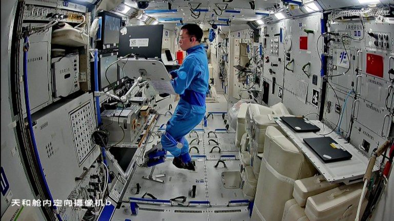 L&rsquo;équipage de Shenzhou-21 effectue des tests médicaux avancés dans l&rsquo;espace