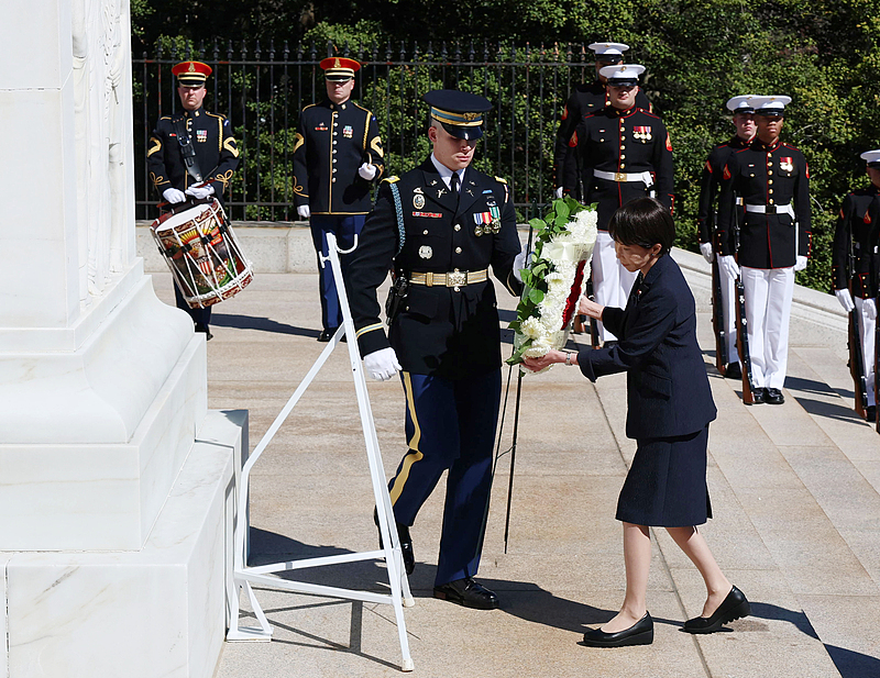 Le Premier ministre japonais Sanae Takaichi visite le cimetière national d'Arlington en Virginie, aux États-Unis, et dépose une gerbe de fleurs sur le mémorial emblématique, la Tombe du Soldat inconnu, le 20 mars 2026. /CFP