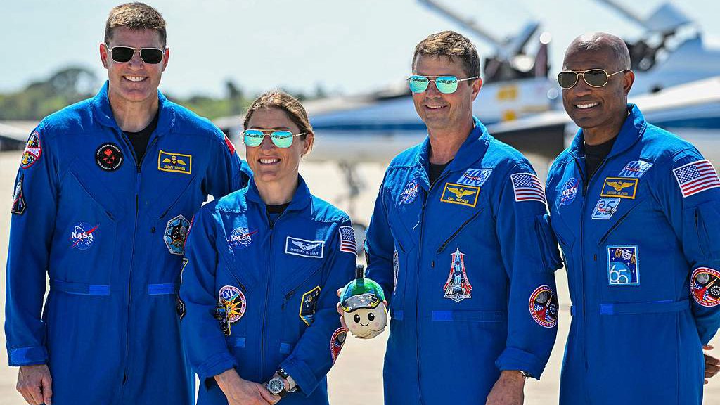 (De gauche à droite) L'astronaute de l'Agence spatiale canadienne Jeremy Hansen et les astronautes de la NASA Christina Koch, Reid Wiseman et Victor Glover lors d'une cérémonie de bienvenue avant le lancement d'Artemis II au Centre spatial Kennedy en Floride, le 27 mars 2026. /VCG
