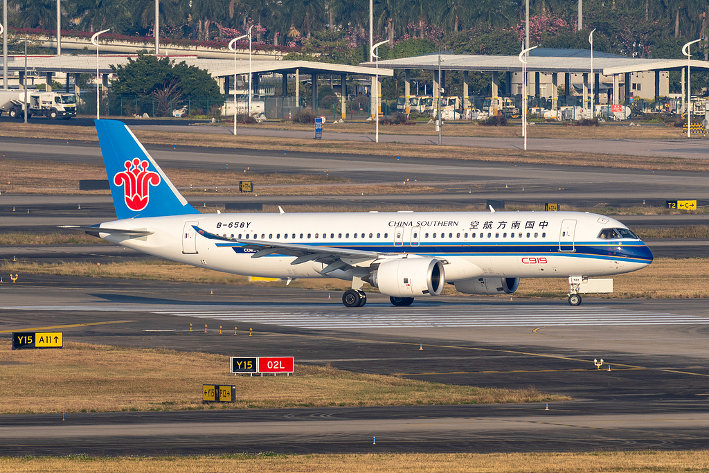 Un taxi C919 (B-658Y) de China Southern Airlines sur la piste de l'aéroport international de Guangzhou Baiyun, le 3 janvier 2026. /VCG