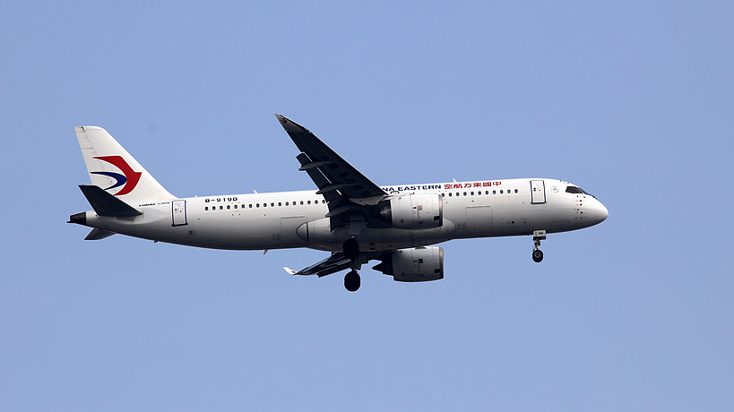 Un avion C919 de China Eastern Airlines est aperçu à l'aéroport international de Shanghai Hongqiao à Shanghai, le 8 mars 2026. /VCG