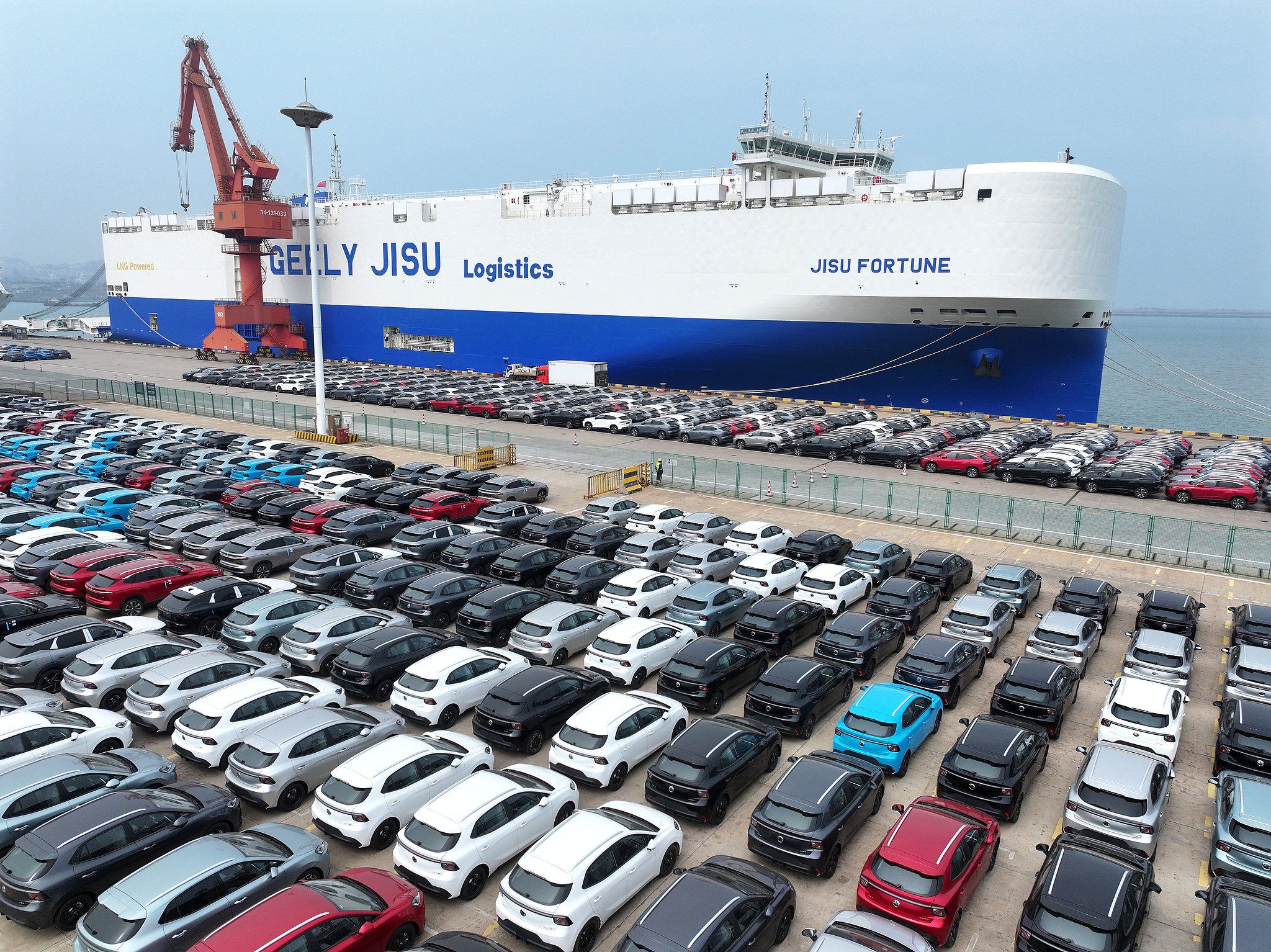 Près de 5 000 voitures fabriquées en Chine attendent d'être expédiées vers le Royaume-Uni au port de Dongfang, Jiangsu, le 23 mars 2026. /VCG