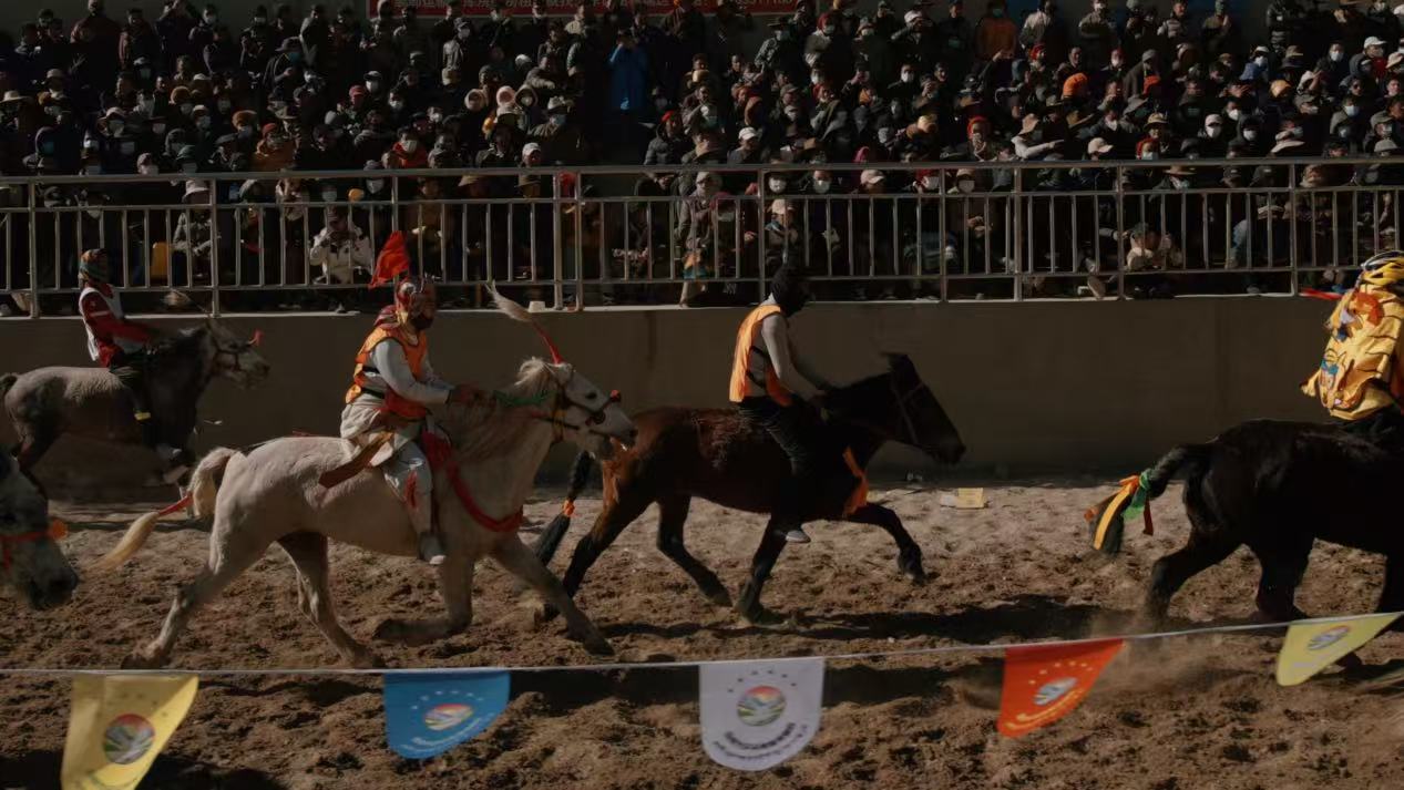 Un spectacle équestre célébrant le Nouvel An tibétain est organisé à Lhassa, capitale de la région autonome de Xizang, dans le sud-ouest de la Chine. /CGTN