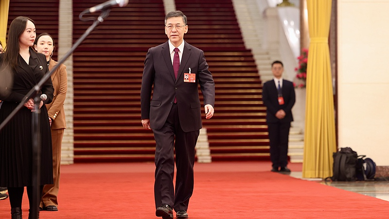 Yin Hejun, ministre de la Science et de la Technologie, rejoint le couloir des ministres, le 5 mars 2025. /VCG