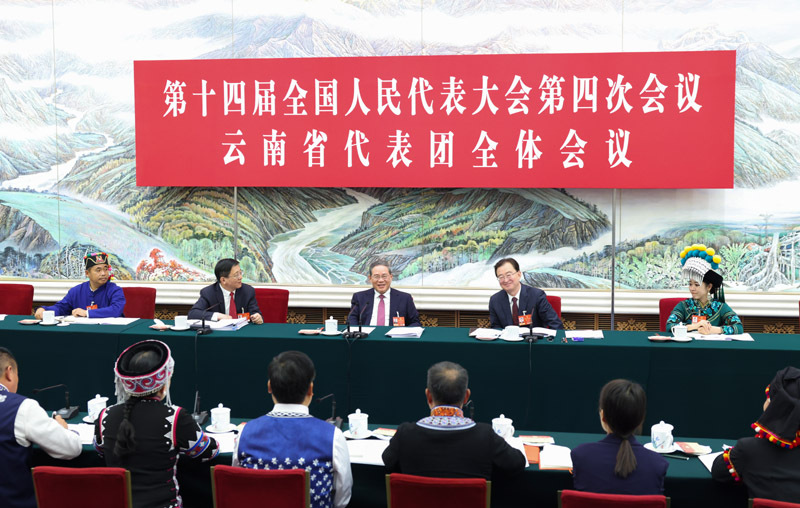 Li Qiang, membre du Comité permanent du Bureau politique du Comité central du Parti communiste chinois et Premier ministre chinois, rejoint ses collègues députés de la délégation de la province du Yunnan pour délibérer sur le rapport d'activité du gouvernement lors de la quatrième session de la 14e Assemblée populaire nationale à Beijing, capitale chinoise, le 5 mars 2026. /Xinhua