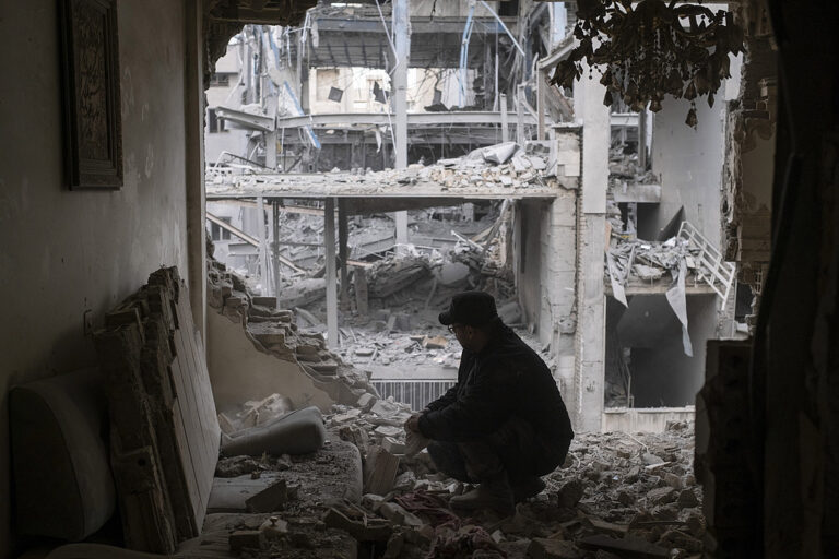 Un homme cherche ses affaires parmi les ruines de son appartement près d'un commissariat de police dans un quartier résidentiel de Téhéran, Iran, le 15 mars 2026. /VCG