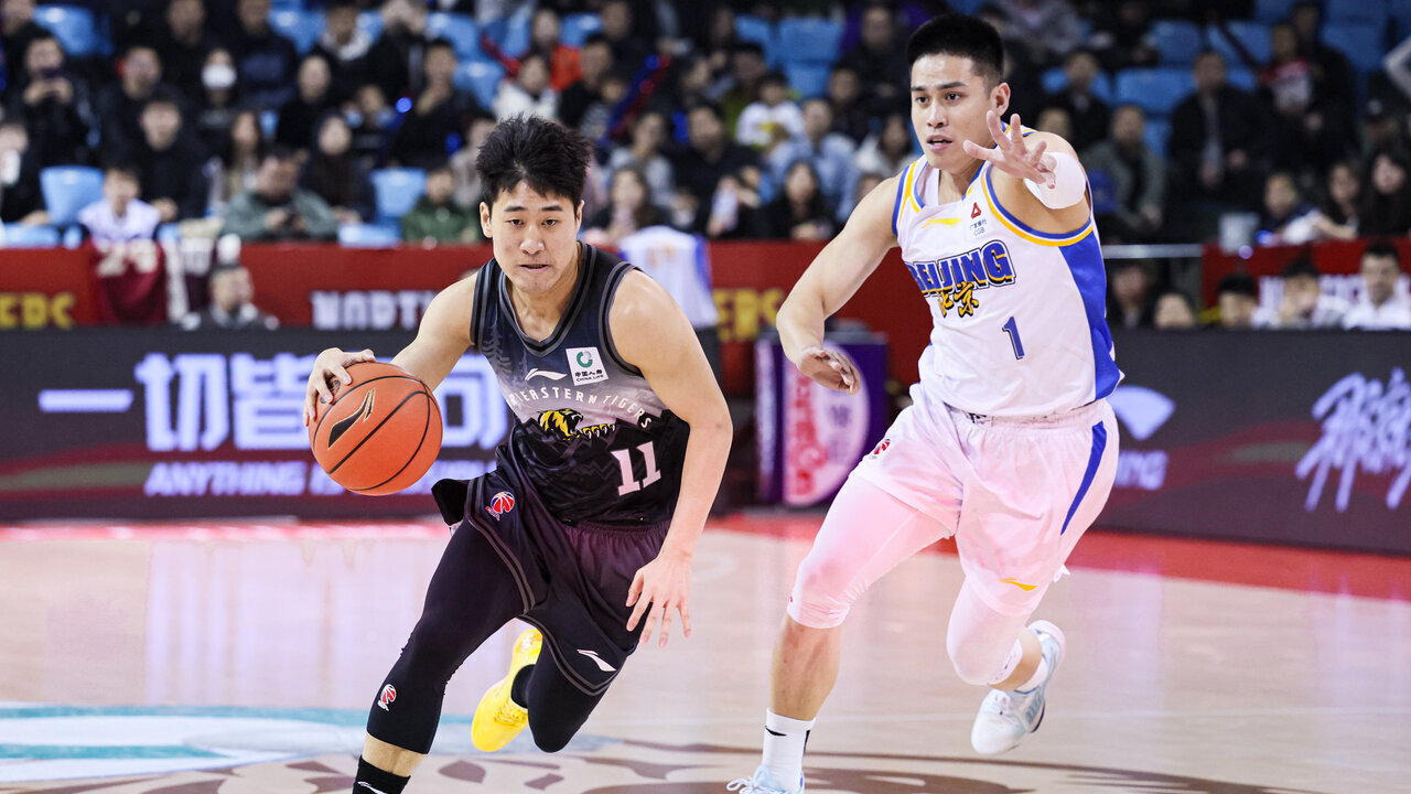 Jiang Weize (à gauche) des Tigres du Nord-Est de Jilin contrôle le ballon contre les Ducks de Pékin lors d'un match de la Fédération chinoise de basket-ball à Changchun, dans la province du Jilin (nord-est de la Chine), le 23 mars 2026. /Jilin Tigres du Nord-Est