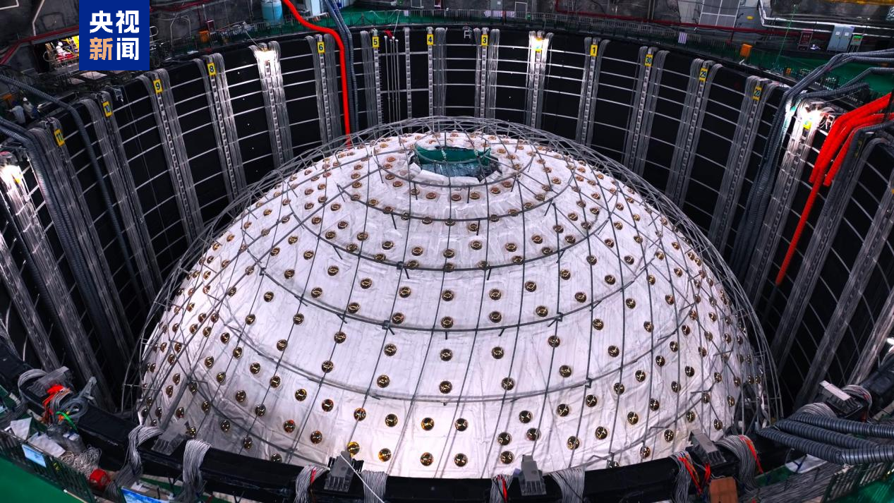 Le détecteur central de l'Observatoire souterrain de neutrinos de Jiangmen (JUNO) à Jiangmen, province du Guangdong, sud de la Chine. /CMG