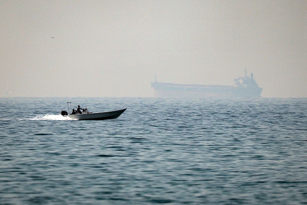 Un bateau à moteur navigue le long du rivage au large de la ville d'Al Jeer, dans le détroit d'Ormuz, dans l'émirat nord de Ras Al Khaimah, le 25 février 2026./ VCG