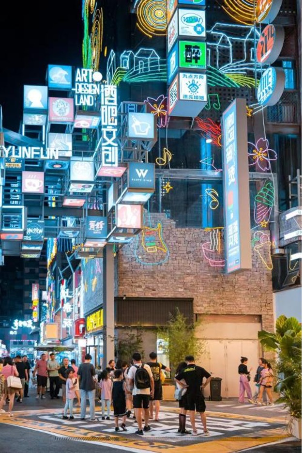 Un coin de rue à Guiyang la nuit. /CGTN