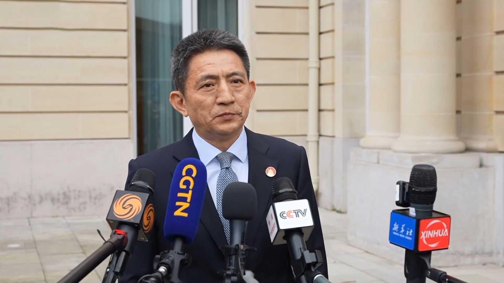 Li Chenggang, représentant chinois au commerce international auprès du ministère du Commerce et vice-ministre du Commerce, s'adresse à la presse à la suite du nouveau cycle de négociations économiques et commerciales entre la Chine et les États-Unis à Paris, en France, le 16 mars 2025. /CMG