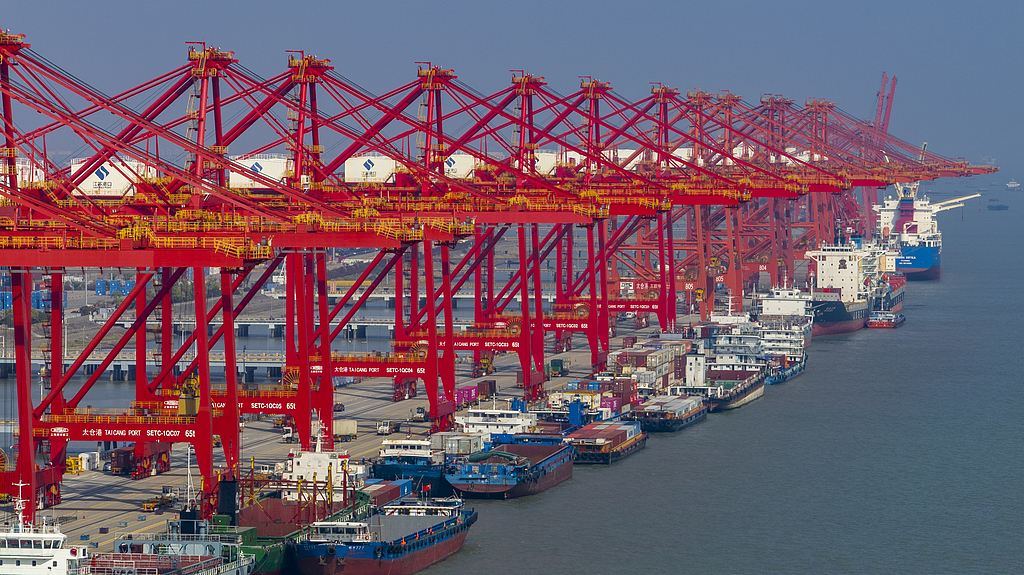 Les navires font la queue dans un terminal à conteneurs de la zone portuaire de Taicang du port de Suzhou, province du Jiangsu, Chine, le 20 février 2026. / VCG